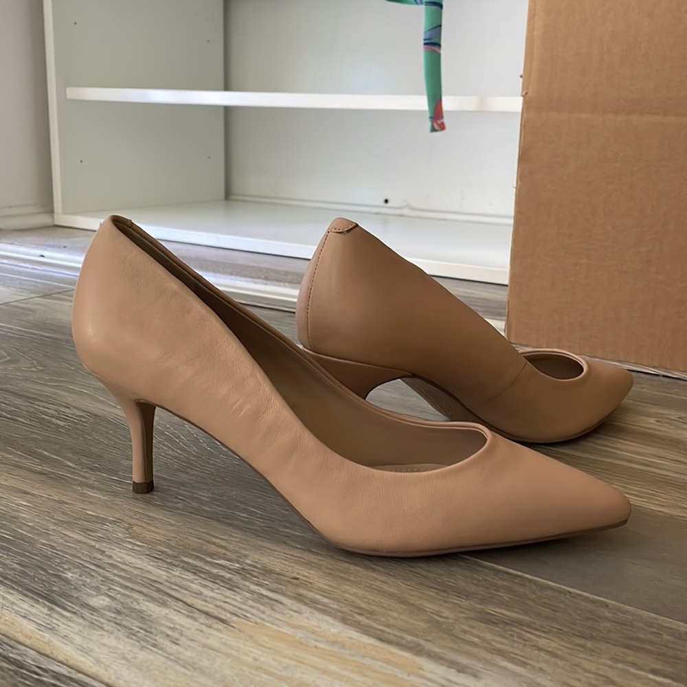 Like new nude Charles David pumps size 7